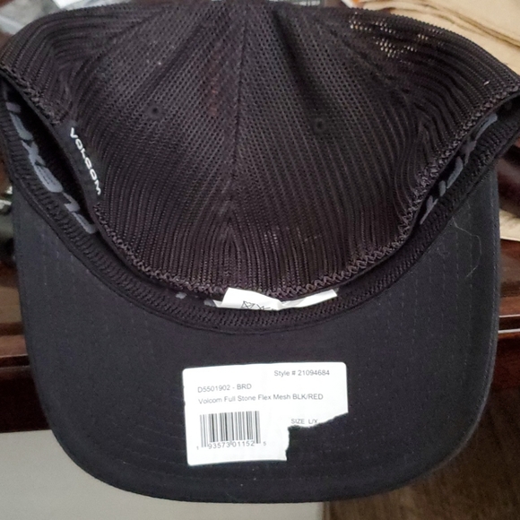 VOLCOM HAT - Picture 2 of 2